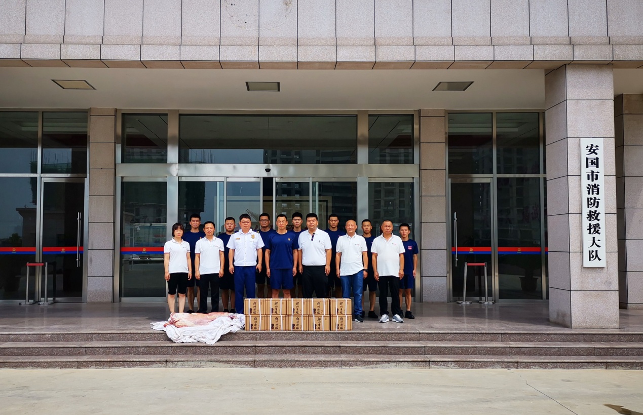 總經理李龍帶領公司有關人員到安國市消防救援大隊慰問