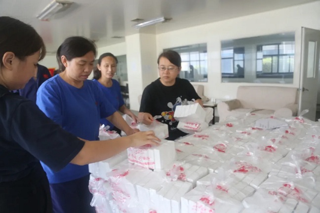 炎炎夏日送清涼 濃濃關(guān)愛(ài)沁人心